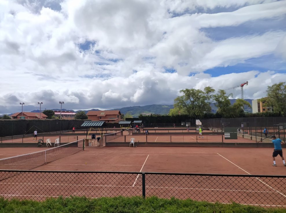 Las canchas de arcilla del club, con la Sabana y los cerros al fondo